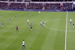 Mousa Dembélé zet zijn tegenstanders te kijk met deze heerlijke beweging (Video)