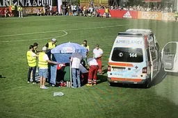 Drama: Ajax-speler zakt in elkaar tijdens wedstrijd