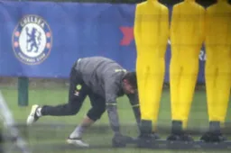 Diego Costa moet helemaal alleen in de regen trainen