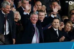 Kippenvel: Ferguson krijgt staande ovatie op Old Trafford na hersenbloeding (VIDEO)