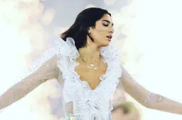 'Real Madrid-speler en Dua Lipa gaan op pikante manier met aandacht lopen'