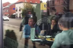 Onwaarschijnlijk: razende Engelse fans volgen Duchâtelet tot België om deze boodschap af te leveren (Video)