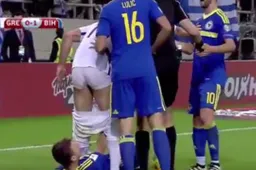 Dzeko krijgt rood... omdat hij tegenstander in z'n onderbroek zet (Video)