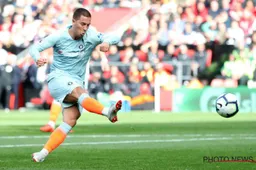 Hazard brengt Chelsea (eventjes) aan de leiding in de Premier League