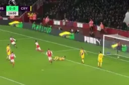 Giroud scoort deze fantastische wereldgoal!
