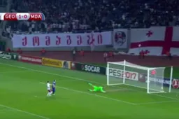 Moldaviër scoort opeens wereldgoal uit het niets (Video)