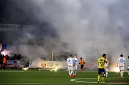 Genk-supporters verwoesten kunstgrasveld van STVV: "Dit gaat geld kosten"