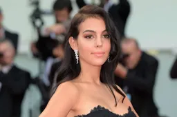 Georgina Rodriguez, WAG van Ronaldo, gaat uit de kleren