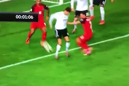Duitsland komt op voorsprong na een wel erg speciaal doelpunt (video)