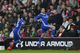 Chelsea dankt makkelijke zege aan schitterende Hazard