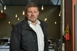 'Zwaar gedegouteerde Vanhaezebrouck neemt drastisch besluit'