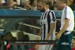 Opvallend: Higuain toont frustratie op deze manier (video)