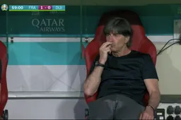 Betrapte Joachim Löw zorgt voor hét beeld van Frankrijk-Duitsland