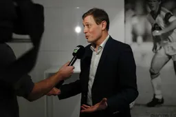 Van Eetvelt valt van zijn stoel bij RSCA: "Ik ben enorm geschrokken"