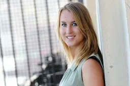 Kat Kerkhofs viert oudjaar met wel heel diepe decolleté