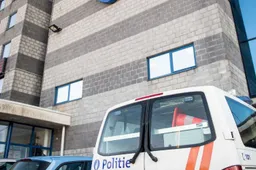 Gemaskerde Genk-fans verzamelen voor Luminus-Arena, politie komt tussenbeide