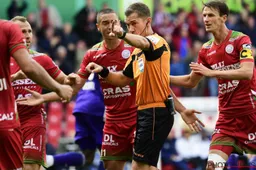Anderlecht ontsnapt vlak voor rust: "Scheidsrechter houdt Anderlecht in leven"