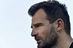 Club-fans kijken met grote ogen naar Leko