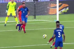 Met dit weergaloze doelpunt maakt Lemar Nederland compleet af (video)