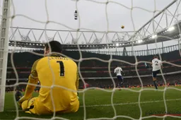 Zwak Tottenham loopt flinke kater op bij Arsenal