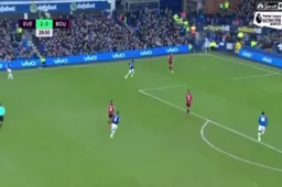 Romelu Lukaku krijgt tweede doelpunt in cadeauverpakking (Video)