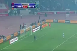 Is dit de slechtst getrapte penalty ooit? (Video)