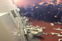 Man City-fans vernielen de toiletten op Old Trafford (Video)