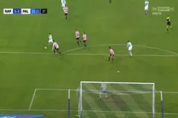 Dries Mertens scoort weer voor Napoli, maar dankt vooral blunderende doelman (Video)