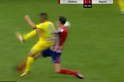 Ploegmaat Carrasco schopt Mertens zwaar onderuit (video)