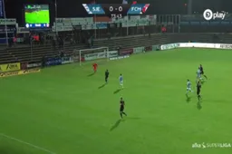 Keeper veroorzaakt vrije trap... omdat hij naar zichzelf passte (Video)