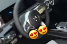 Club-spits Openda (pas 18) pronkt al met deze prachtige nieuwe wagen