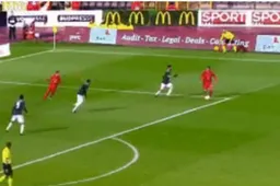 Hazard maakt einde aan carrière van lijnrechter (Video)