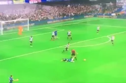 Fabregas schrikt zich een ongeluk door deze actie van scheidsrechter (Video)