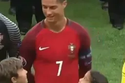Kinderen staan oog in oog met Ronaldo en kijk dan naar hun reactie (Video)