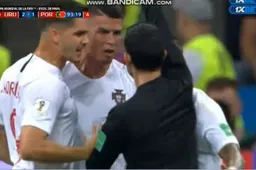 Woeste Ronaldo valt scheidsrechter aan