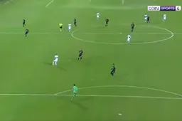 Ongelofelijk: Wat doet de doelman van Sampdoria hier? (Video)