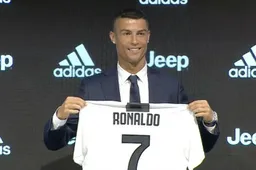 Ronaldo trekt voor eerste keer Juve-truitje aan en het internet ontploft