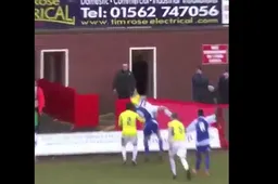 Match in Engeland loopt compleet uit de hand na deze doodschop (Video)