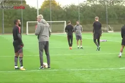 Wenger wordt gruwelijk voor schut gezet op training (Video)