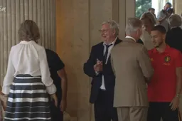 Rode Duivels ontvangen bij de Koning en er valt iets op