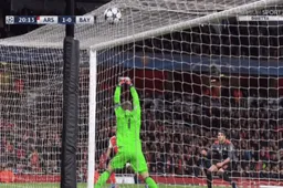 Manuel Neuer maakt zich compleet belachelijk bij goal van Walcott (Video)
