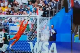 Standard-doelman Ochoa wekt verbazing: “Hoe doet hij dat?” (Video)