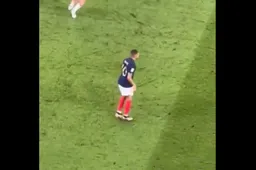 Erg bizar: Plots doet Kylian Mbappé dit zonder bal tegen Denemarken (VIDEO)