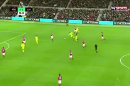 Origi - alweer hij - rondt een fantastische aanval van Liverpool af (Video)