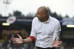 Kijkers volgen Bob Peeters met open mond tijdens Frankrijk-Australië