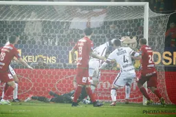 Ref gaat zwaar de mist in tijdens Oostende-Zulte Waregem, fans zijn woest
