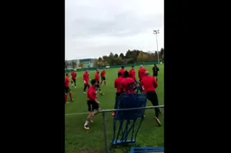 Ploeggenoten hebben smerige verrassing voor jarige Van Damme (video)