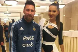 Daarom vinden fans deze foto van Messi met een pikante dame zo hilarisch