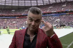 Kyle Walker reageert geniaal op de middenvinger van Robbie Williams (Foto)