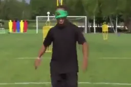 Geblinddoekte Benzema en Xavi falen in keepy-up challenge, maar dan komt Ronaldinho... (video)